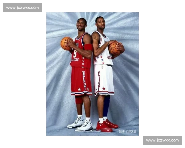 新秀詹初登全明星化身小迷弟：抱着战靴求签科比艾弗森，青涩模样萌翻全场